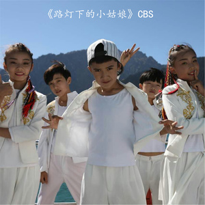 路灯下的小姑娘