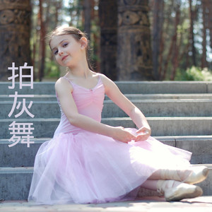 山坡上的两头牛