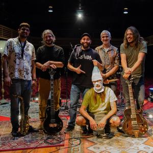 Life is just a race(feat. Low Island Refugees)(Directo) (Explicit)