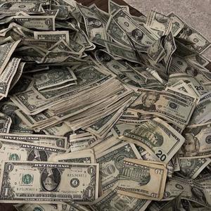 Duży pieniądz lubi ciszę (Explicit)