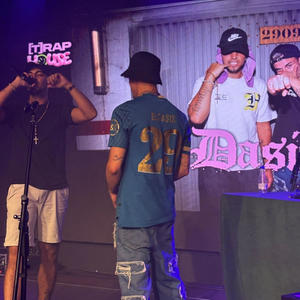 ME ELEVO (feat. JineteBravo) (Explicit)