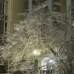 我只能够抬起头,布满乌云的时候