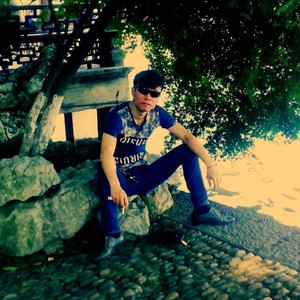 动情的人 (伴奏)