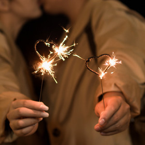 爱，就是陪伴，因为身边的人，是你