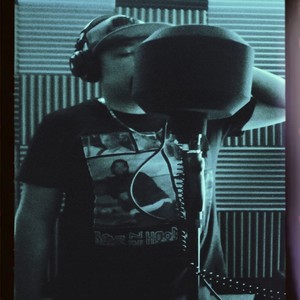 Mi desahogo by EMV (feat. Win) (Explicit)