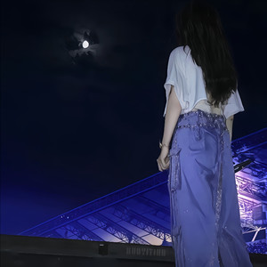 查克靠近封面