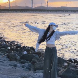 我装作漠视一切