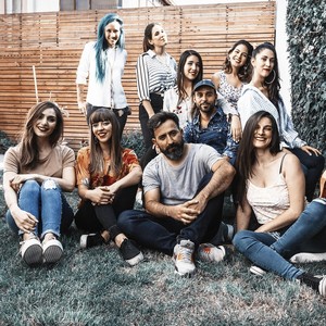 Bajo el Sol(En Vivo)[feat. Natalia Ramirez, Javi Vinot, Rosario Lircay, Manuela Paz, Francisca Schmidt, Stefania Tomarello & Julia Grisenti]