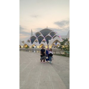 Sang pencipta langit dan bumi. Ilahi yang tiada tanding