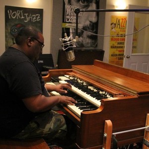 A Change is Gonna Come(feat. Robert Edwards, Anthony Holding, Andrew Gutauskas, Ronnie Nalven, Chip Moore, Kelvin King, Vanessa Perea, Misha Fatkiev, Lee Hogans & Anja-Christin Nielson)