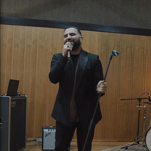 Oon Faghat Mikhad Khosh Begzaroone (Live)