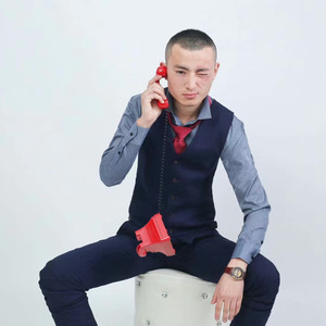 该愤怒还是微笑