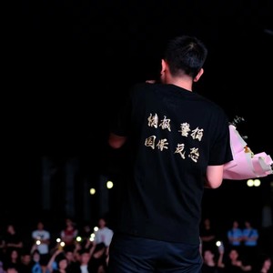默