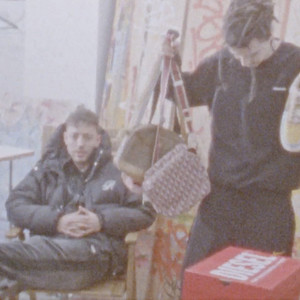 Nikes auf Asphalt (Explicit)