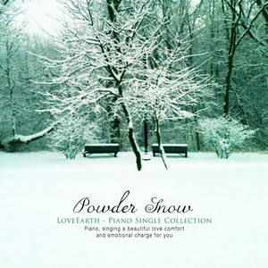 따뜻한 커피잔을 쥐고 (Holding a warm cup of coffee)