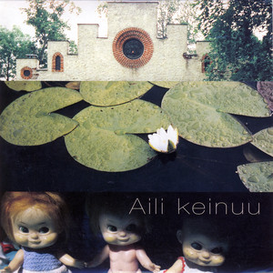 Aili keinuu