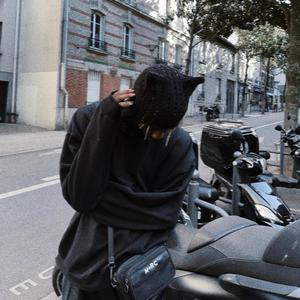 jeune, riche, triste & immortel (Explicit)