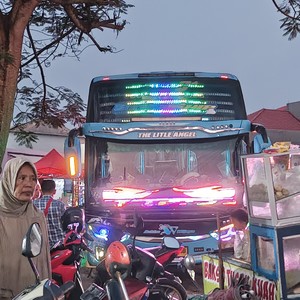 HUJAN PERPISAHAN (Live)