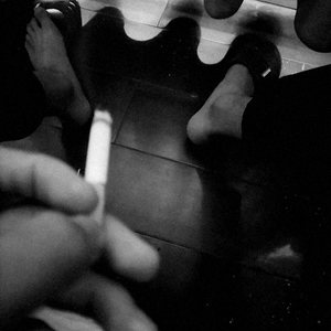 一扇不愿为你打开的门一直敲是不礼貌的封面