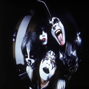 Kiss (feat. ddapostrophe) (Explicit)