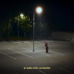 Ar baltu krītu uzrakstīts