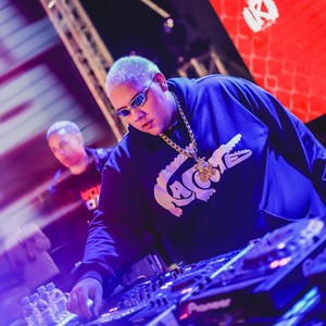 Vem Pro Morro (feat. DJ 2K DO TAQUARIL & DJ DV DA VASCO) (Explicit)