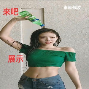 镜子前的小妹妹