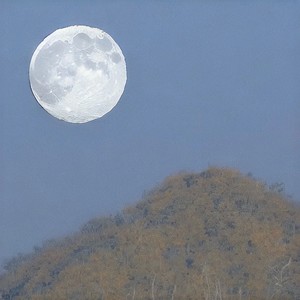 月亮翻过小山坡封面