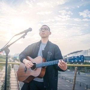 天桥上的流浪歌手 (The wandering singer on the overpass)