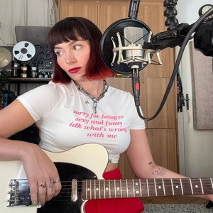 Marysia Kowalska (na gitarze)