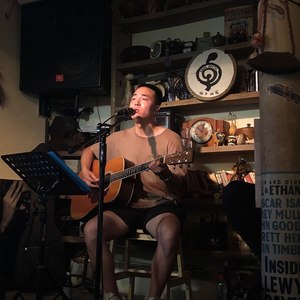 他们说这小伙子长得真漂亮