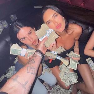 MTG FINGE QUE ME ODEIA (feat. Fiel, Galeguinha, Tio Cláudio & Lisdefi) (Explicit)