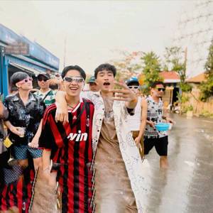 ສາວເສື້ອແດງ (สาวเสื้อแดง)