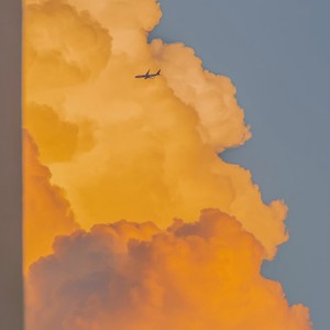 我们被夹在云层之间