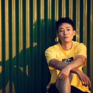 弹吉他的男生