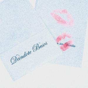 DÁNDOTE BESOS