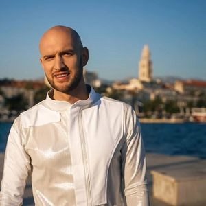 Ispod ove bile košulje