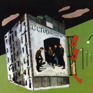 Ella está detrás de la puerta