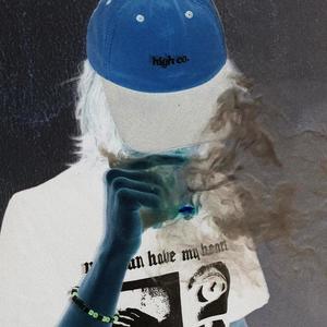 2hoes (feat. Trxsh & 3ryth) (Explicit)