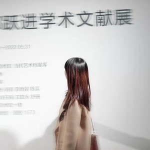 与祭司妹妹牵手浪漫的画面