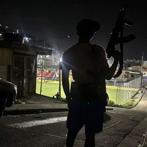 D DIA ELE TRAFICA D NOITE COME PIRANHA (Explicit)