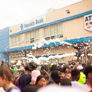 Live It Up (Riddim) (Live|Explicit)