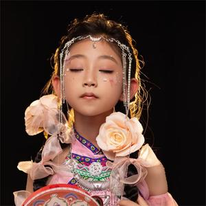 枕着光的她