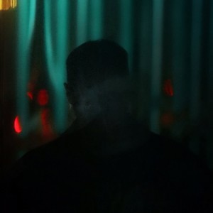 тону в море