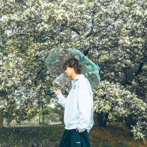 傘をさす (Explicit)