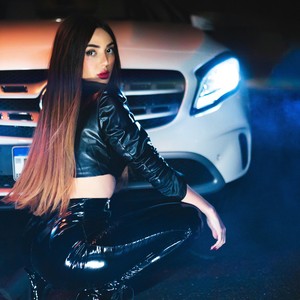 in costum imbracat la cravata