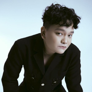 Áo Phượng Buồn Trên Vai