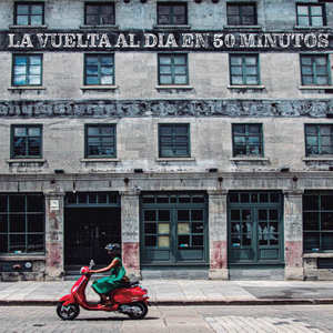 Bajo el sol radiante, en su moto roja