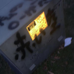 Throwin me left (feat. AyeTrapStar) (Explicit)