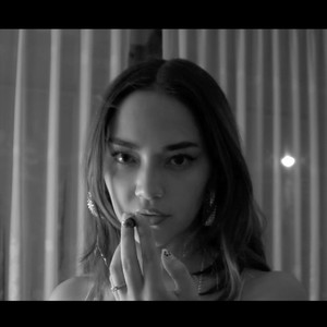 SOLA, SUELTA Y SOLTERA